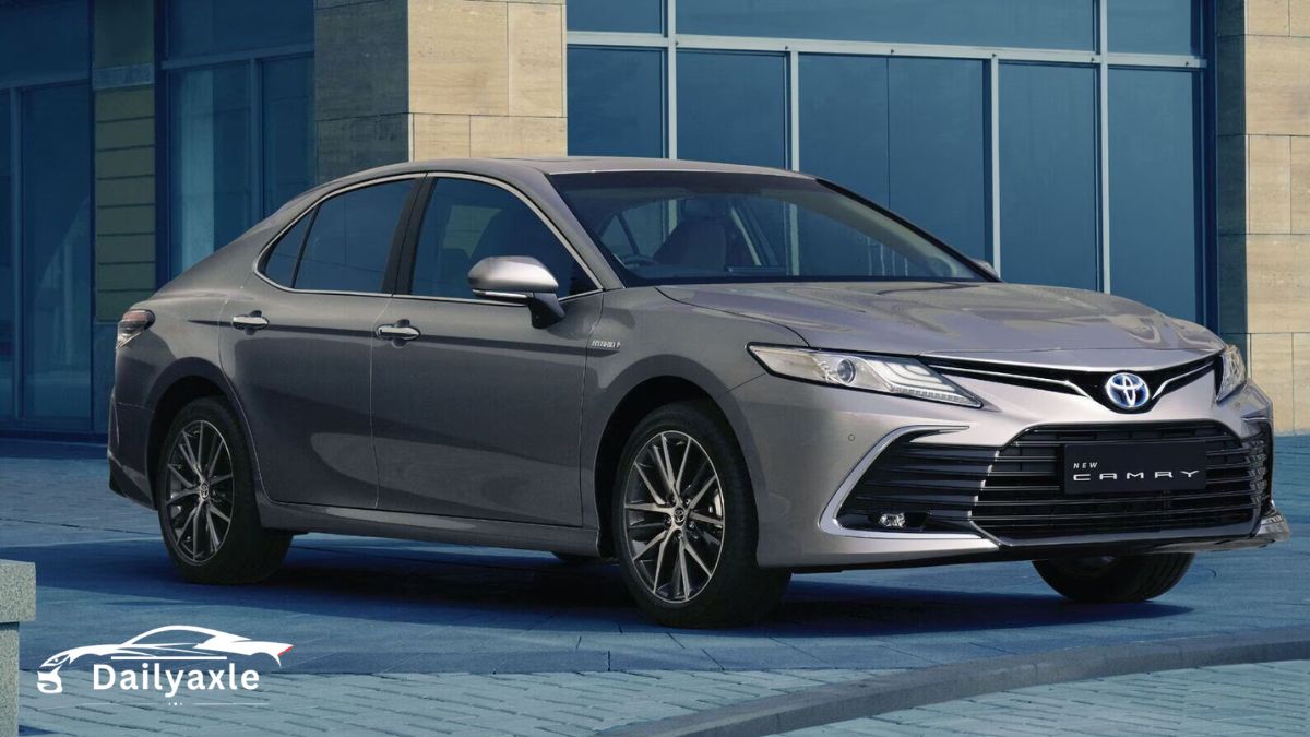 Toyota Camry 2025 Review : Smart, Stylish, and Smooth Sedan for Everyone