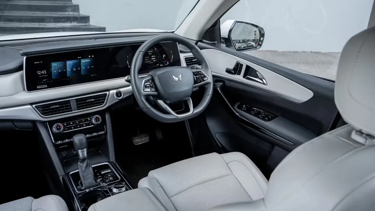 2025 Mahindra XUV700 Facelift Preview : New Features, Tech Upgrades & Launch Timeline